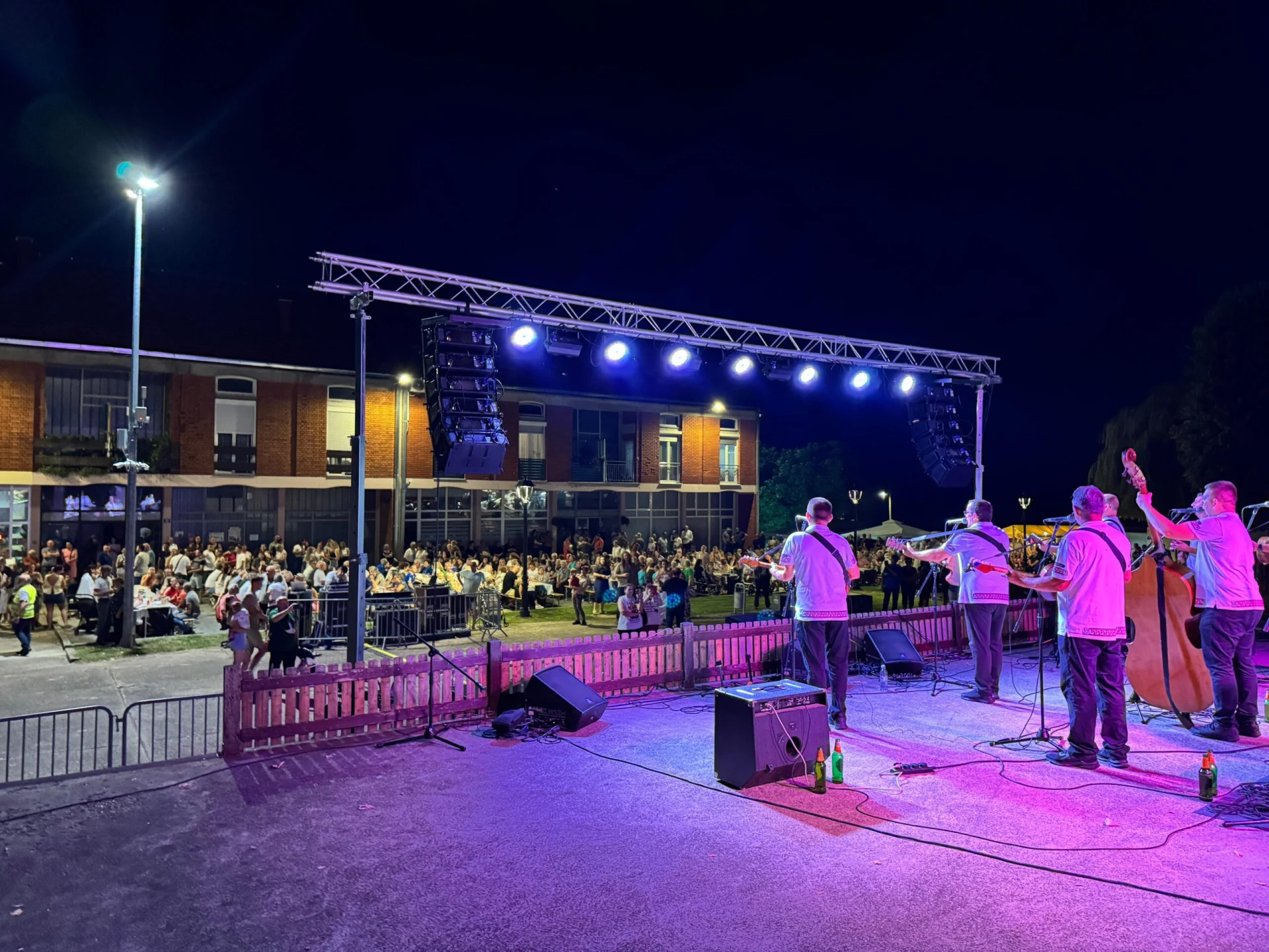 FOTO: Nova Kapela pjevala i plesala – pogledajte kako je bilo na koncertu