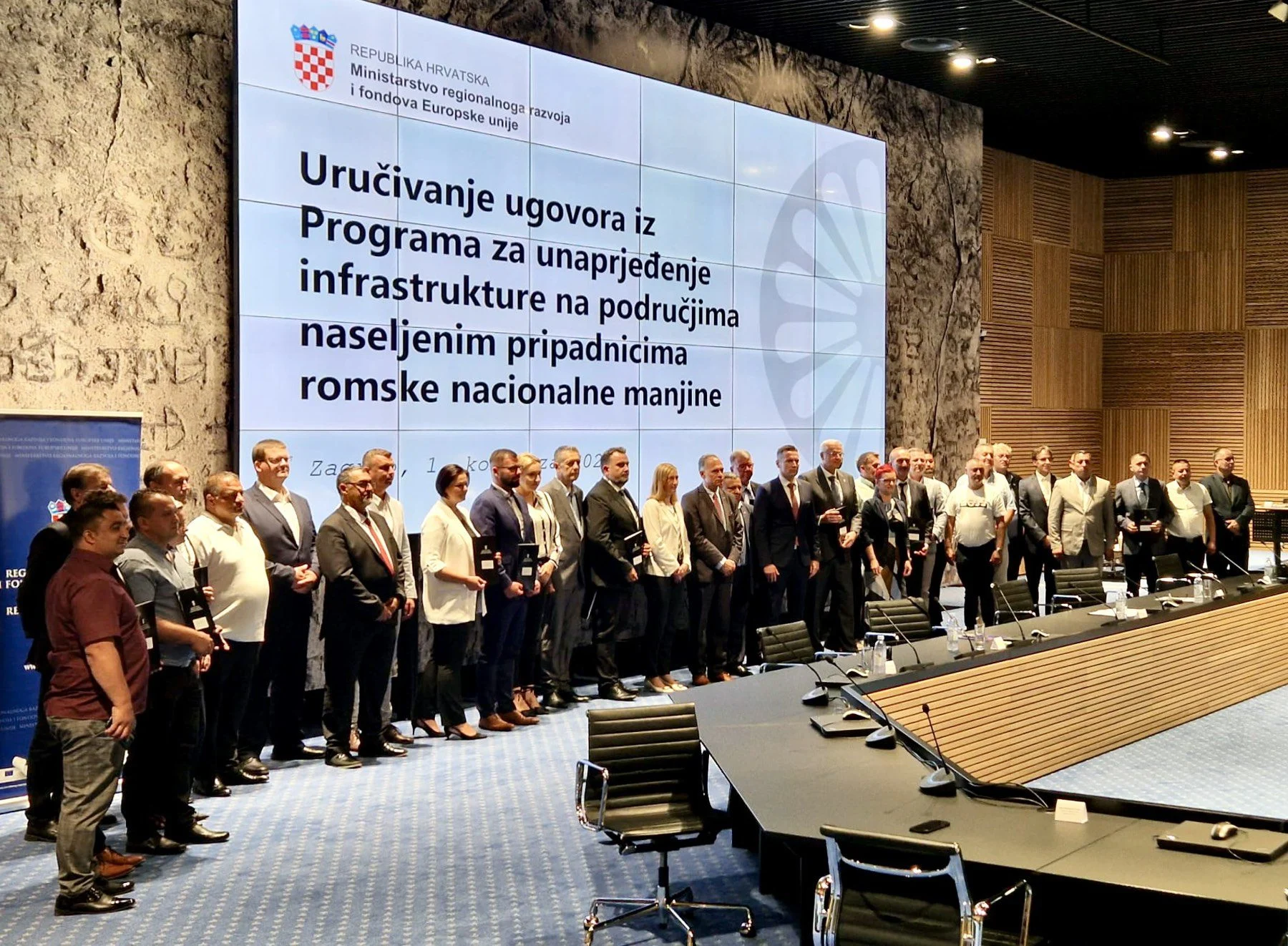 Uručeni ugovori za poboljšanje infrastrukture u naseljima s romskom populacijom