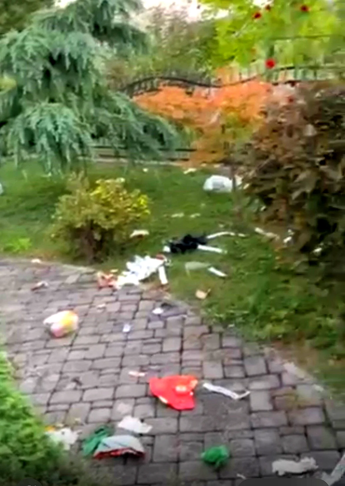 Nepoznati počinitelj zasuo dvorište gradonačelnika otpadom