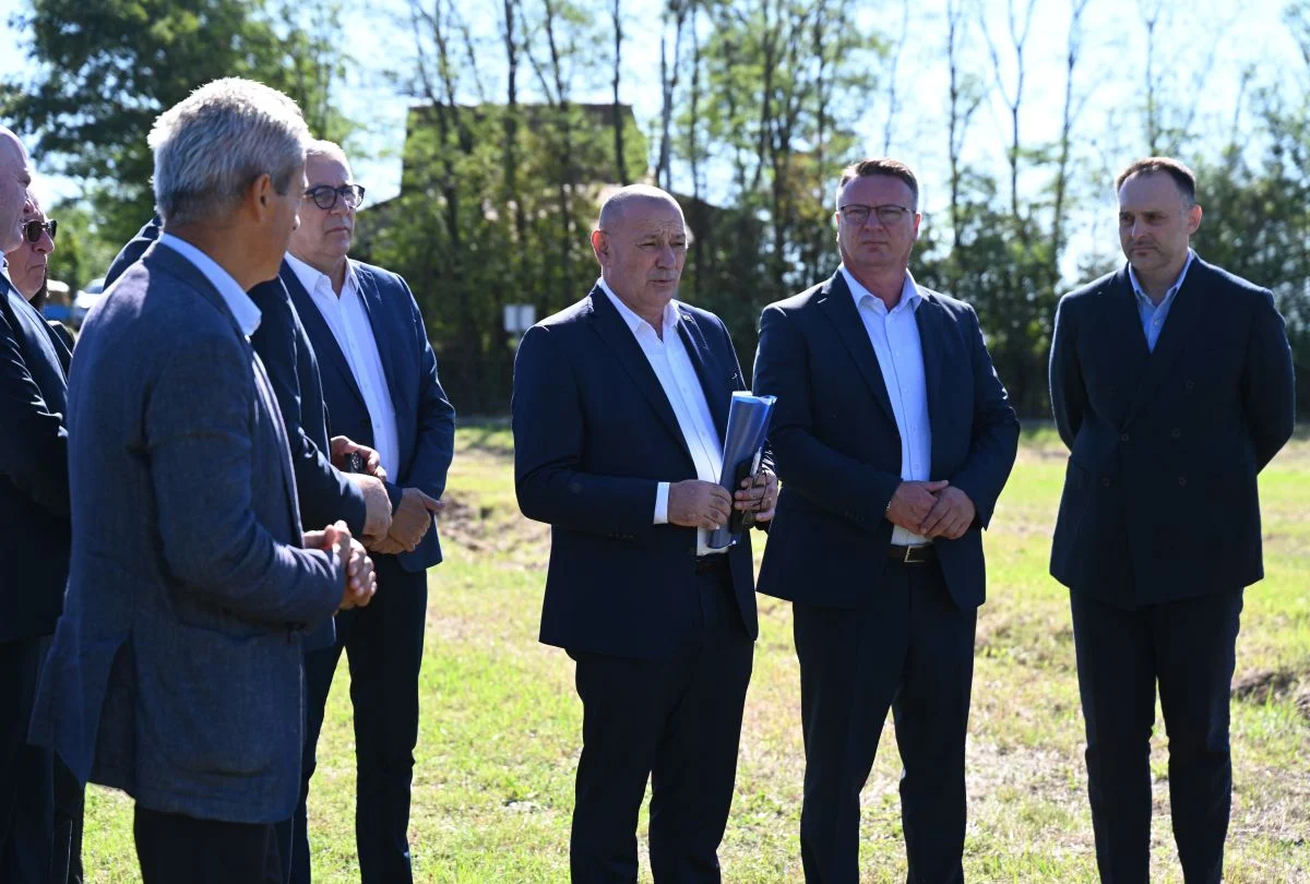 Tomo Medved obišao lokaciju budućeg braniteljskog centra u Brodsko-posavskoj županiji