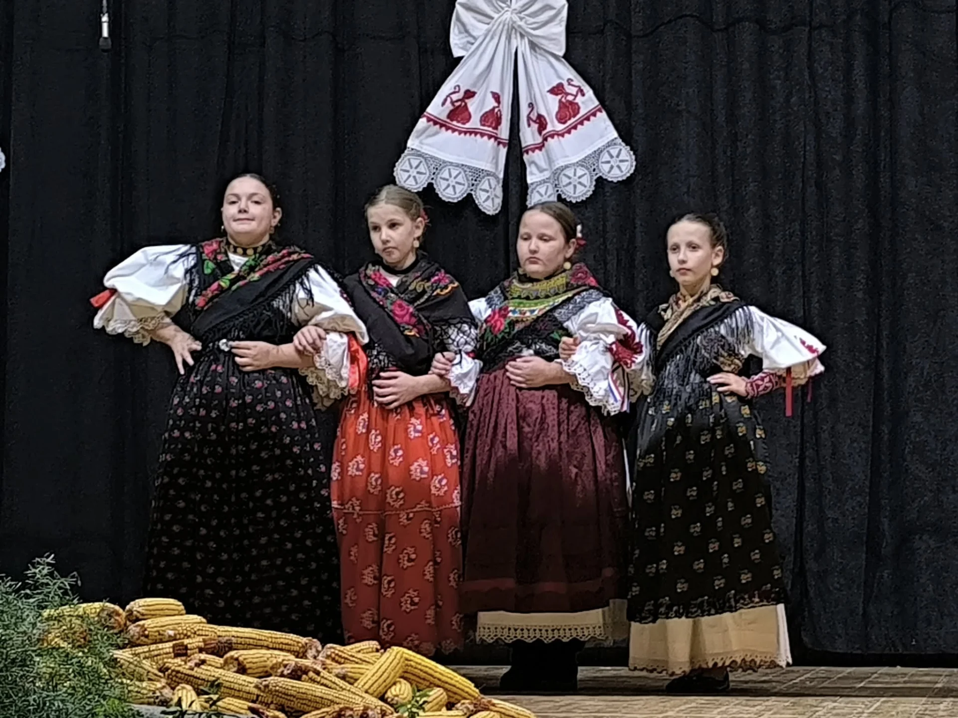 [FOTO] Održana dječja smotra folklora “Jesen stigla, svega sada ima” u Lužanima