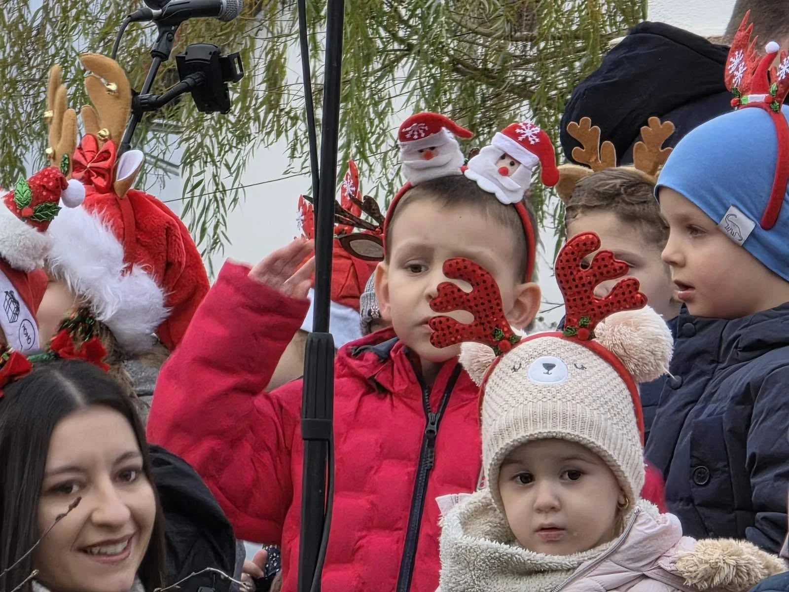 FOTO: Blagdanski ugođaj ispunio Novu Kapelu: pjesma, druženje i radost za najmlađe