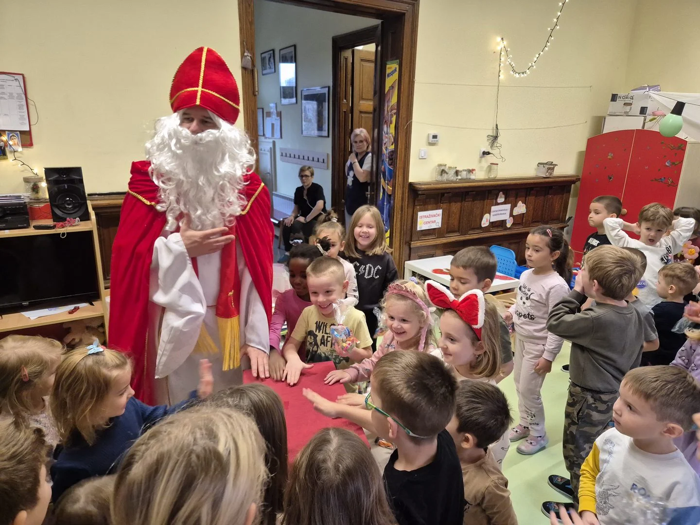 Sveti Nikola razveselio djecu u vrtićima, bolnici i Kući sretnih ciglica