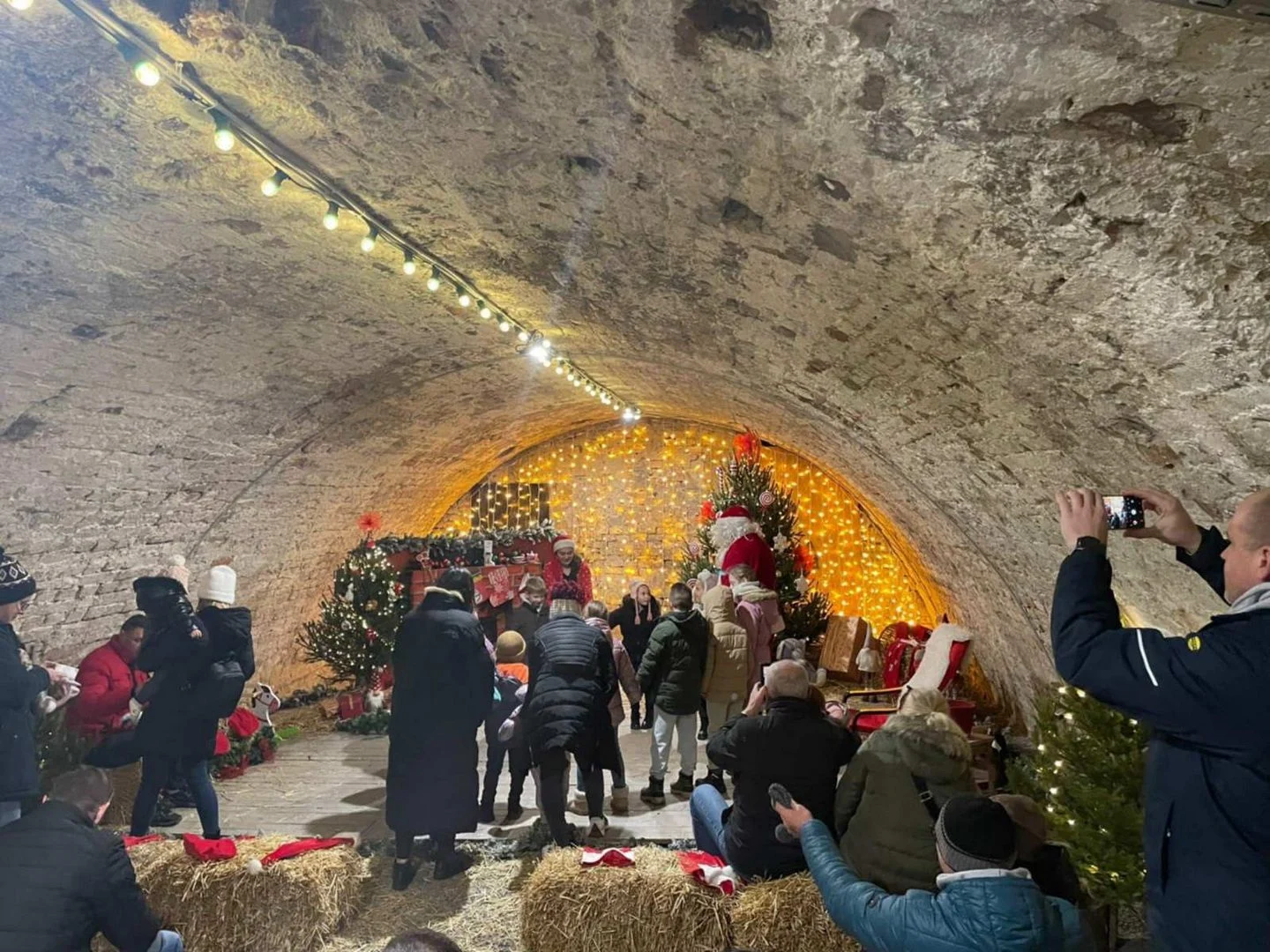 Kuća Djeda Božićnjaka i dalje oduševljava posjetitelje u Tvrđavi Brod