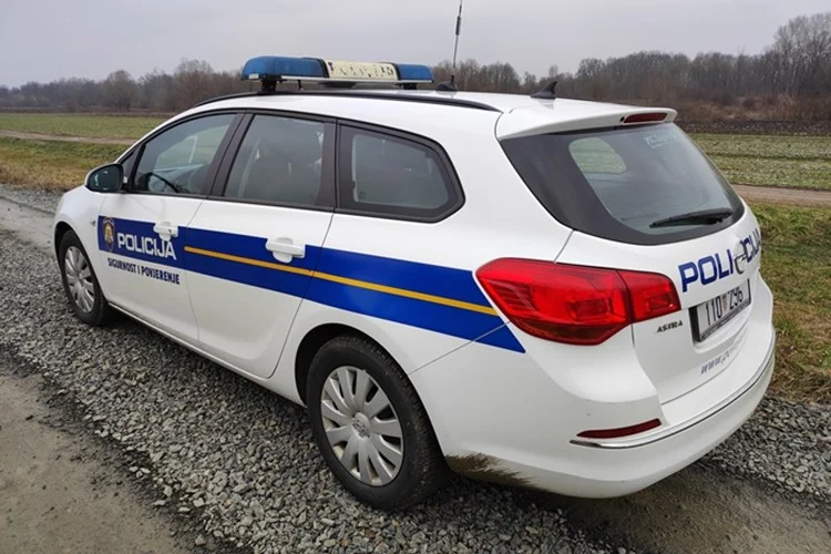 Nesreća u Vrbovi, osoba leži na kolniku – romobil završio u kanalu