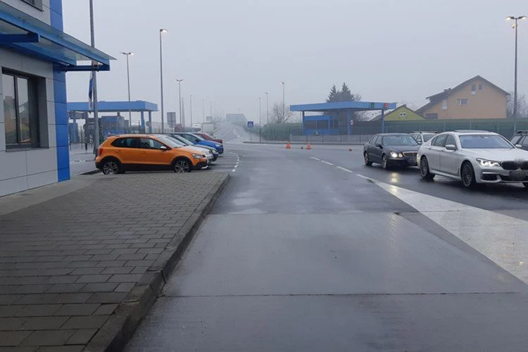 Na graničnim prijelazima oduzeti noževi i sprej s nadražujućom tvari