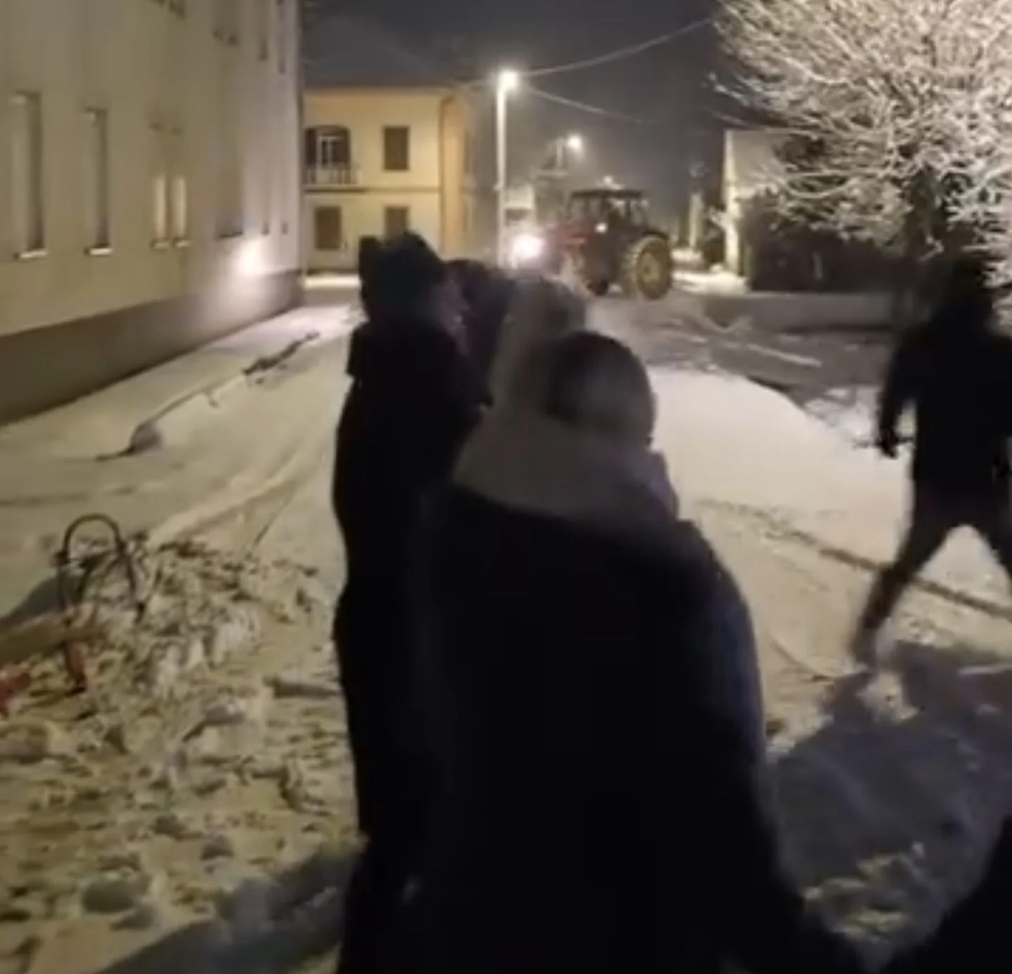 [VIDEO] Ovakav prizor se rijetko viđa: Mladi zaplesali kolo na snijegu i vratili duh tradicije