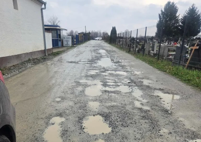 Put do groblja pun rupa, a računi uredno stižu: Gdje odlazi naš novac?