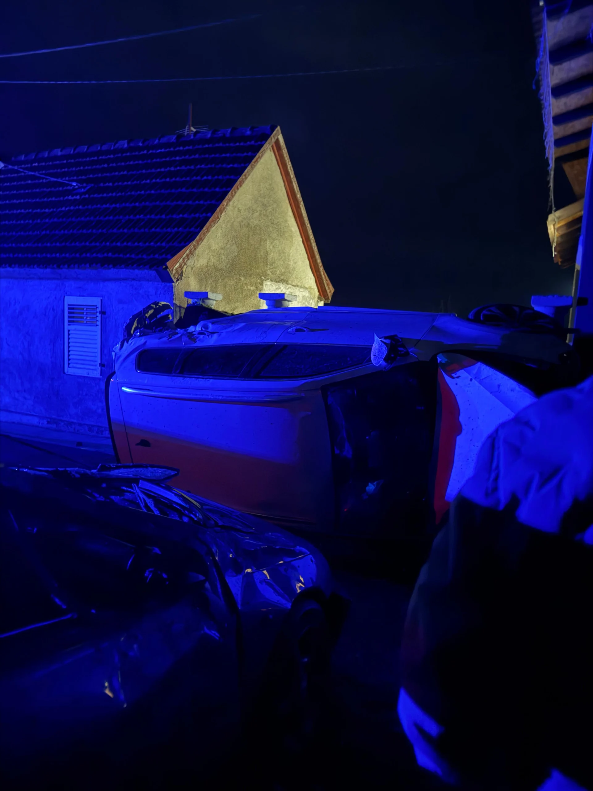 Noćna prometna u Radovanju: Sletio s kolnika i udario u tri kuće