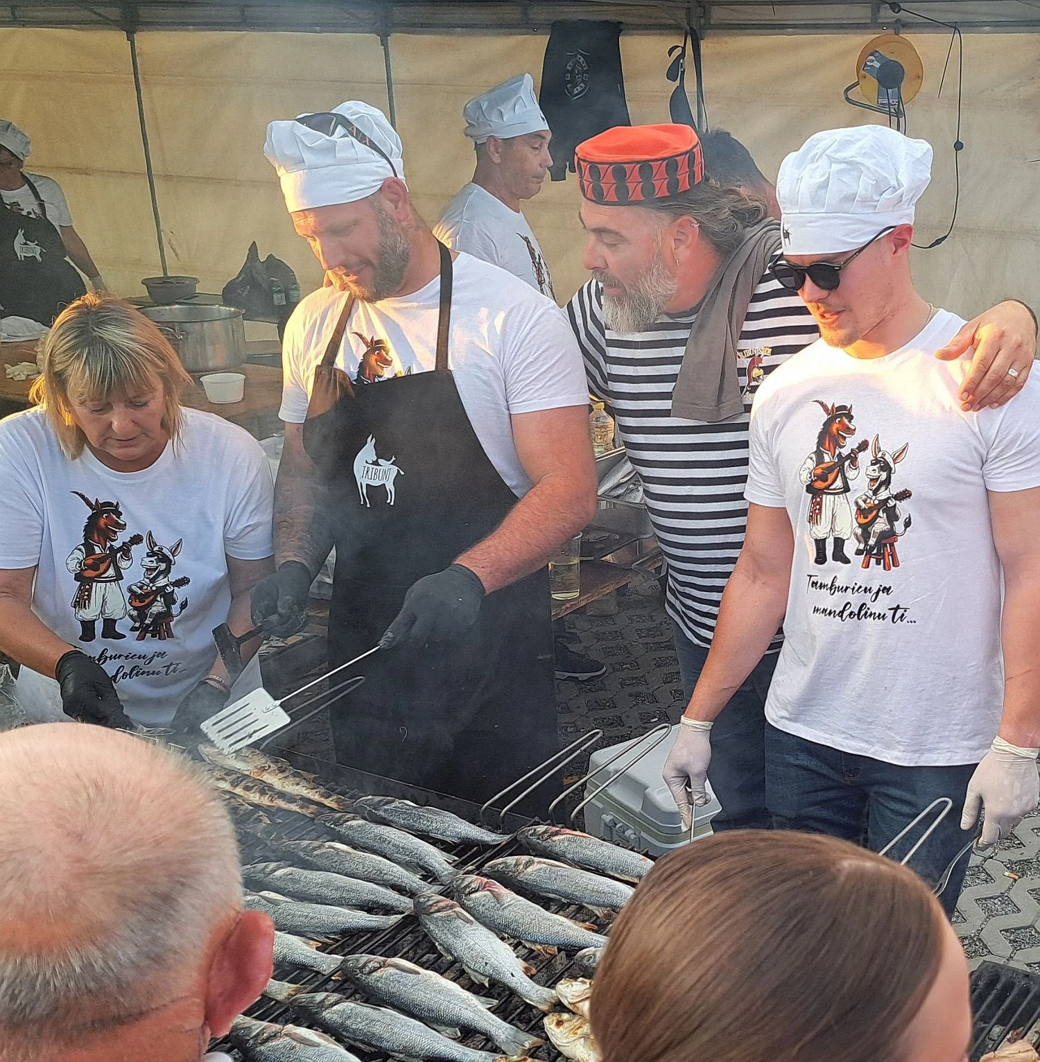 TAMBURICU JA, MANDOLINU TI – Gužva usred Sikirevaca, Dalmatinci priredili feštu za pamćenje