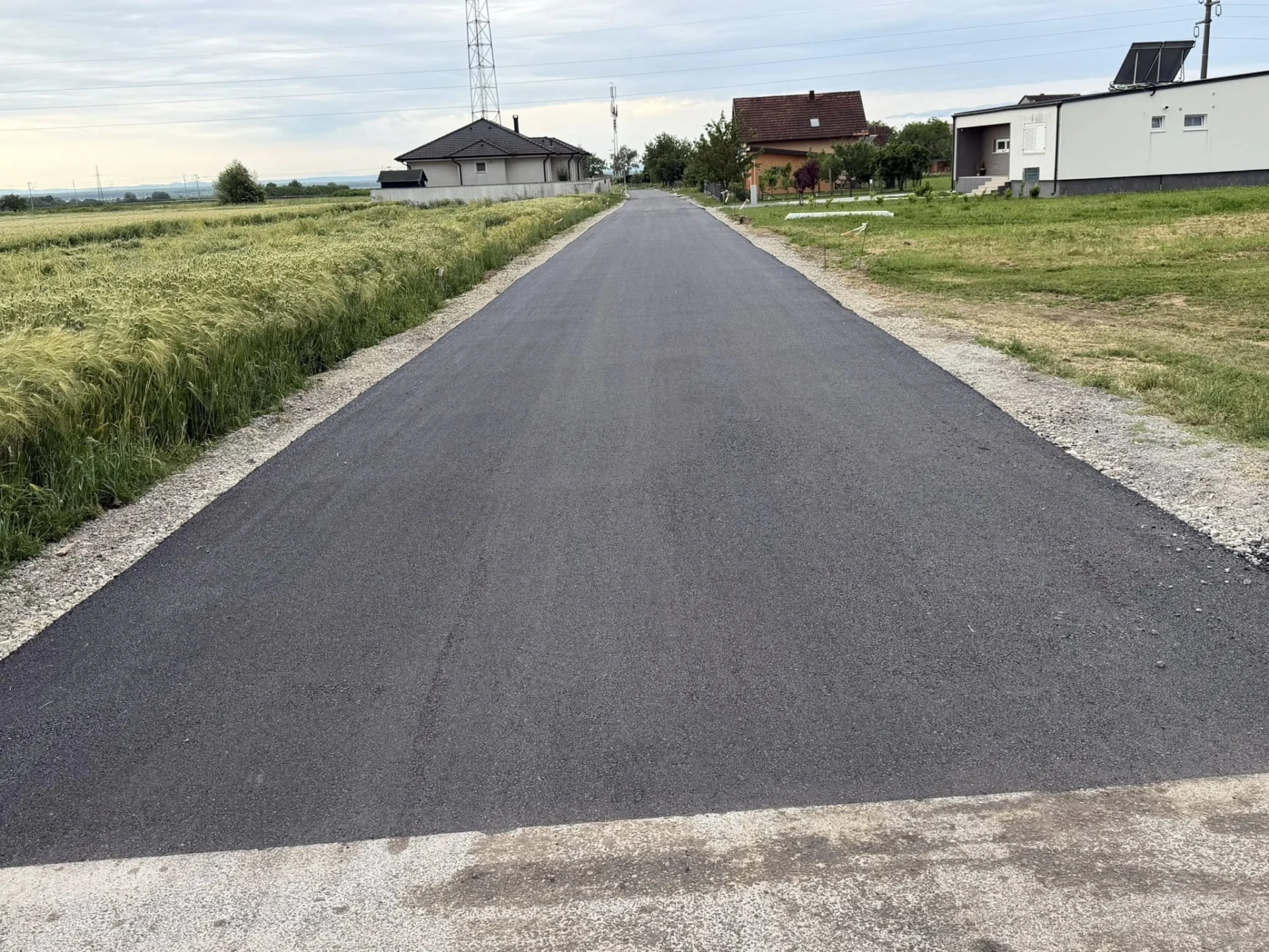 Asfaltirana ulica Valentina Benošića u Sibinju